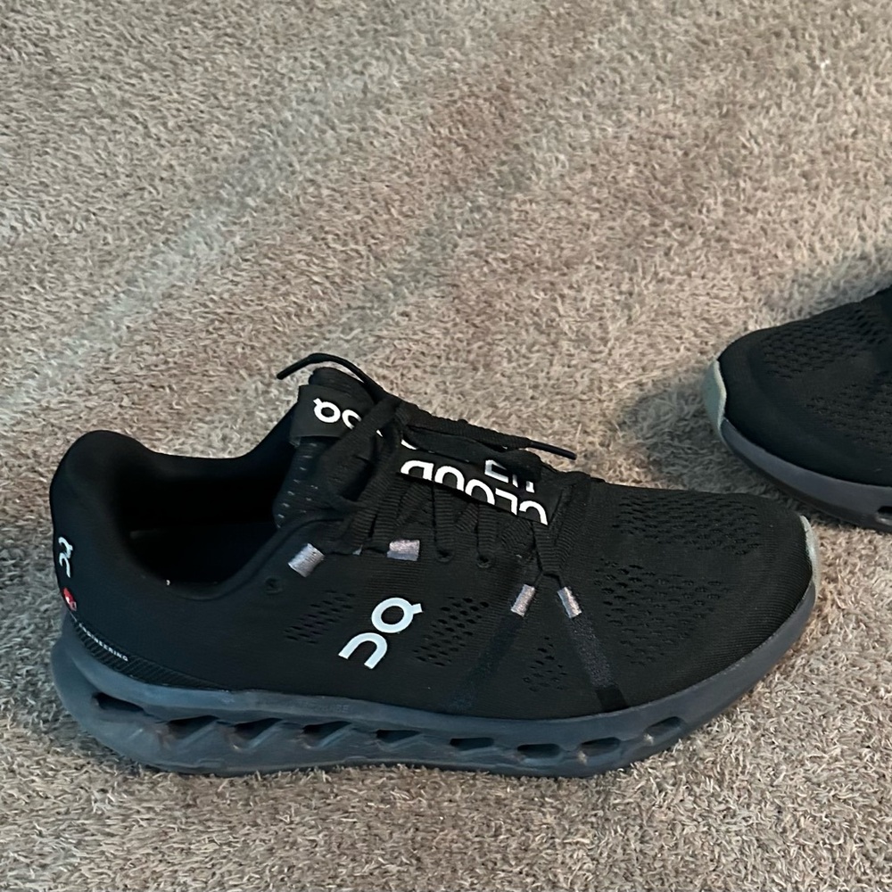 On Cloud Cloudsurfers women’s size 9 like new